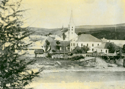 Pohľad na synagógu a kostol- rok 1910.